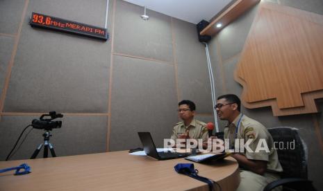 Dua orang guru mengajar melalui Radio Siaran Pemerintah Daerah (RSPD) Merapi FM di Boyolali, Jawa Tengah, Senin (31/8/2020). Dinas Pendidikan dan Kebudayaan Kabupaten Boyolali memanfaatkan RSPD Merapi FM untuk siaran pendidikan guru mengajar pelajaran sekolah dasar dan sekolah menengah pertama sebagai cara penunjang proses kegiatan pembelajaran jarak jauh.