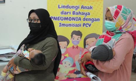 Dua orang ibu menggendong bayinya saat menunggu untuk mendapatkan vaksin Pneumococcus Konyugasi (PCV) pada Pencanangan Imunisasi PCV tingkat nasional 2022 secara serempak di Puskesmas Talang Jambe Palembang, Sumatera Selatan, Senin (12/9/2022). Pencanangan imunisasi PCV secara serempak ini merupakan upaya memutus rantai penularan Pnemuonia atau radang paru-paru yang menjadi penyebab utama morbiditas dan mortalitas pada bayi di Indonesia.