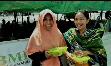 Dua orang ibu peserta pelatihan membuat MPASI.