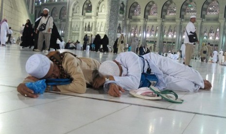 Dua orang jamaah haji asal Indonesia tertidur lelap di pelataran Masjidil Haram, Makkah.