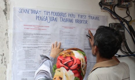 Dua orang korban penipuan First Travel melihat nama pada daftar di kantor tim pengurus penundaan kewajiban pembayaran utang (PKPU) di Grand Wijaya Center, Jakarta (Ilustrasi)