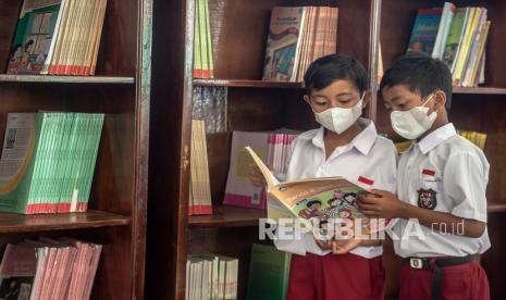 Dua orang murid membaca buku pelajaran di SDN 01 Malasari, Nanggung, Bogor, Jawa Barat, Sabtu (9/4/2022). Berdasarkan data dari UNESCO, minat baca siswa di Indonesia hanya 0,001 persen, di mana hal tersebut disebabkan tidak ada motivasi membaca serta kurangnya sarana prasarana untuk membaca. Kesantunan Berbahasa Terkait dengan Sumber Daya Manusia Unggul