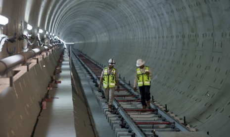 Dua orang pekerja melakukan pemeriksaan pemasangan rel di terowongan proyek Mass Rapid Transit (MRT) Stasiun Bundaran Hotel Indonesia di Jakarta, Kamis (26/10).