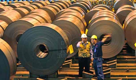 Dua orang pekerja tengah memeriksa stock Cold Rolled Coil, di Area Cold Rolling Mill PT Krakatau Steel, Cilegon, Banten, Senin (1/11).  Foto: Yogi Ardhi/Republika