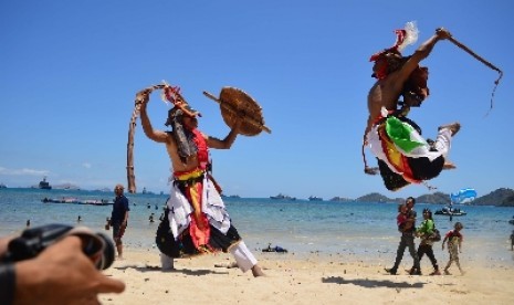  Dua orang penari memperagakan gerakan Tari Caci di Pantai Pede, Labuan Bajo, NTT tempat penyelenggaraan puncak Sail Komodo 2013