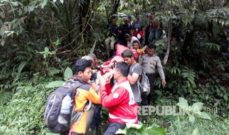 Dua orang pendaki Gunung Gede yang sakit akhirnya berhasil dievakuasi, Senin (10/4) siang. Mereka dibawa turun dalam keadaan selamat oleh petugas dan relawan gabungan