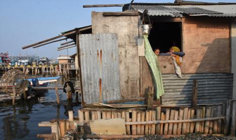 Dua orang penghuni berbincang di jendela rumahnya di perkampungan nelayan Muara Angke, Jakarta Utara, Sabtu (31/7/2021). Badan Penerbangan dan Antariksa Amerika Serikat (NASA) memperkirakan wilayah Jakarta bagian Utara akan tenggelam akibat faktor perubahan iklim, eksploitasi air tanah hingga kenaikan permukaan laut karena pencairan lapisan es akibat pemanasan global. Studi: Sebagian Besar Dunia akan Hadapi Panas Ekstrem pada 2100