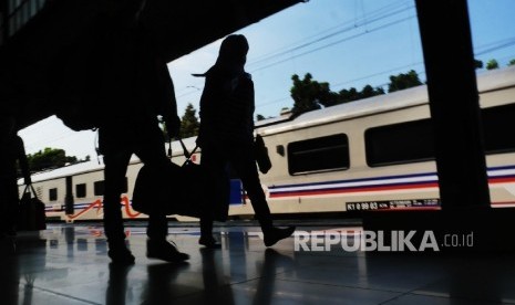 Dua orang penumpang kereta api Monoreh dari Semarang Tawang memasuki stasiun Kereta Api Senen Jakarta, setelah tiba di stasiun tersebut, Kamis (29/6).