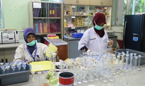 Dua orang petugas melakukan pemeriksaan sampel di Laboratorium PT Sucofindo, Cibitung, Bekasi, Jawa Barat.