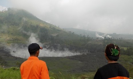 Dua orang petugas mengamati kondisi Kawah Sileri usai letupan, di Desa Kepakisan, Batur, Banjarnegara, Jateng, Minggu (2/7). 