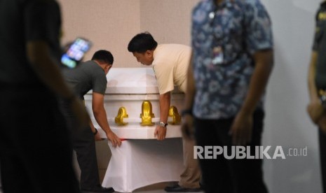 Dua orang petugas mengangkat peti jenazah almarhum Presiden ke-3 RI, BJ Habibie di Rumah Jenazah Rumah Sakit Pusat Angkatan Darat (RSPAD) Gatot Soebroto, Jakarta, Rabu (11/9/2019). 