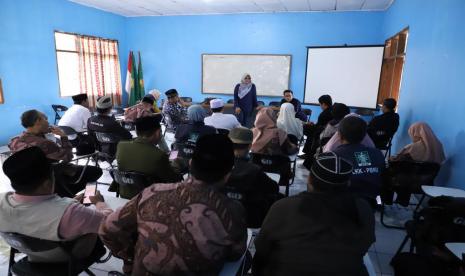 Dua orang psikolog, Sugeng Widodo dan Nurmey Nurulchaq memberikan pembekalan kepada tim trauma healing bagi penyintas gempa Cianjur.