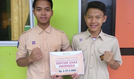 Dua orang santri,  Dhiyaul Haq dan Dirgantara, penerima beasiswa dari BMH.