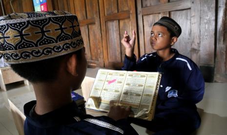  Dua orang santri difabel rungu belajar menghafal di Pondok Pesantren Tuli Darul Ashom, Sleman Yogyakarta. Ada 47 santri difabel rungu yang mondok belajar menghafal alquran di Ponpes ini.