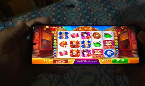 Dua orang sedang bermain game online berunsur judi higgs domino island di Padang, Rabu (3/8). Apjatel sebut situs judi online masih bebas diakses karena jumlahnya sangat masif.