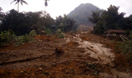 Dua orang warga Kampung Bonjot, Desa Buninagara, Kecamatan Sindangkerta, Kabupaten Bandung Barat menjadi korban bencana longsor, Senin (5/3).