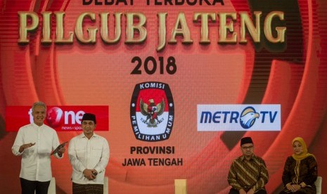 Dua pasangan calon Gubernur/Wakil Gubernur Jawa Tengah yakni Ganjar Pranowo-Taj Yasin (kiri) dan Sudirman Said-Ida Fauziah (kanan) mengikuti acara Debat Terbuka Pigub Jawa Tengah putaran ke-2 di Sukoharjo, Jawa Tengah, Kamis (3/5). 