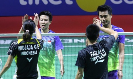 Dua pasangan ganda campuran Indonesia, Tontowi Ahmad/Liliyana Natsir mengalahkan juniornya, Hafiz Faishal/Gloria Emmanuelle Widjaja, Sabtu (7/7).