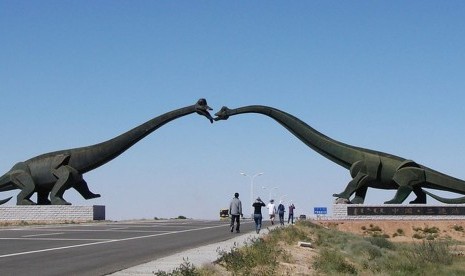 Dua patung besar Apatosaurus atau yang biasa dikenal dengan Brontosaurus di wilayah perbatasan Cina dengan Mongolia