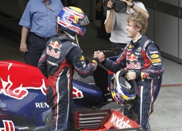 Dua pebalap Red Bull Racing, Sebastian Vettel (kanan) dan Mark Webber, bersalaman saat seri GP China.