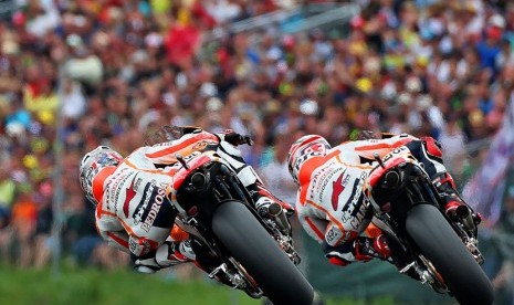 Dua pebalap Repsol Honda. Marc Marquez (kanan) dan Dani Pedrosa, dalam balapan Motogp. 