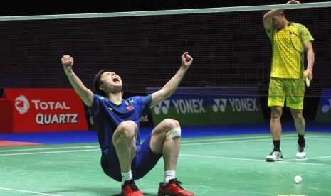 Dua pebulu tangkis Cina, Lin Dan (kanan) dan Shi Yuqi bertarung pada babak final All England 2018 di Birmingham Arena, Ahad (18/3).