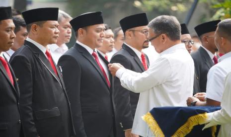 Dua pegawai PT PLN (Persero) dianugerahi tanda kehormatan Satyalancana Wira Karya dan Satyalancana Pembangunan oleh Presiden Joko Widodo atas jasa serta dharma baktinya di bidang Energi dan Sumber Daya Mineral (ESDM). 