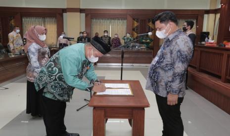 Dua Pejabat Fungsional Pengelola Pengadaan Barang/Jasa Muda di lingkungan Biro Pengadaan Barang dan Jasa Sekretariat Daerah Provinsi Kalimantan Selatan baru dilantik, Kamis siang (30/9), di Ruang H Maksid, Setdaprov Banjarbaru.