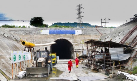 Dua pekerja memasuki terowongan proyek konstruksi PLTA Jatigede yang berlokasi di Kabupaten Sumedang, Jawa Barat, Kamis (12/12/2019). PLN menargetkan PLTA tersebut bisa beroperasi pada September 2020 mendatang. 