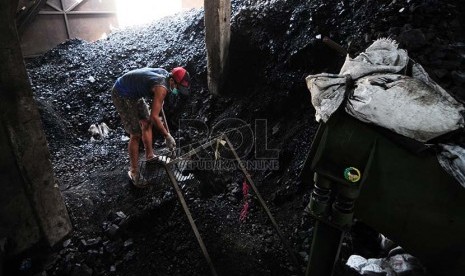 Dua pekerja memilah batubara untuk membuat briket batubara di  lingkungan balai pengembangan perindustrian sub unit pengembangan IKM logam, Gedebage, Kota Bandung, Kamis (6/8).  (foto : Septianjar Muharam)