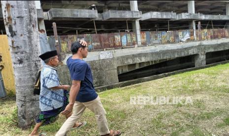 Dua Pekerja proyek berniat sholat Jumat di basement bangunan di PIK 1