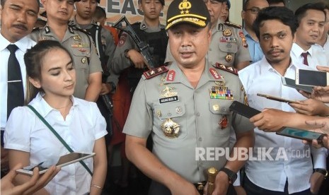 Dua pelaku pemberian minuman keras ke satwa di Taman Safari Indonesia, AA dan PB, saat menyampaikan permintaan maaf di Polres Bogor, Senin (20/11).  Kedua pelaku juga telah mendatangi manajemen TSI untuk meminta maaf