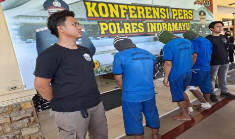 Dua pelaku pencurian dengan kekerasan (curas) terhadap seorang mahasiswi terpaksa ditembak kakinya karena berusaha kabur saat hendak ditangkap anggota Polres Indramayu. Keduanya dihadirkan dalam Press Release di Mapolres Indramayu, Jumat (29/3/2024)