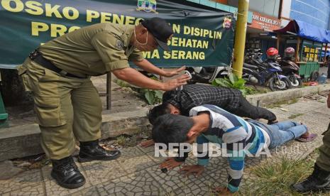 Pelanggar protokol kesehatan yang tidak menggunakan masker di tempat umum menjalani sanksi push up (ilustrasi)