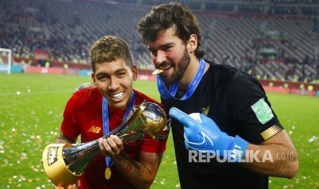 Dua pemain Liverpool asal Brasil Roberto Firmino dan Alisson Becker.