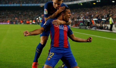 Dua pemain Barcelona, Rafa Alcantara dan Lucas Digne merayakan gol ke gawang Granada pada laga lanjutan La Liga di Camp Nou, Ahad (30/10) dini hari WIB. Barca menang tipis 1-0 pada laga ini.