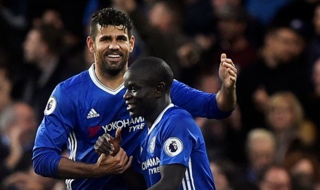 Dua pemain Chelsea, Diego Costa (kiri) dan N'golo Kante yang absen pada laga Liga Primer lawan Bournemouth besok.