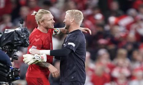 Dua pemain Denmark Simon Kjaer (kiri) dan Kasper Schmeichel tampak bahagia seusai timnya mengalahkan Prancis pada laga lanjutan Liga Bangsa-Bangsa, Senin (26/9/2022).