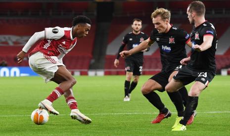 Dua pemain Dundalk, Gregory Sloggett (tengah) dan Cameron Dummigan (kanan) mengawal pergerakan pemain muda Arsenal Joe Willcok (kiri) saat kedua tim bentrok pada ajang Liga Europa di Stadion Emirates, Jumat (30/10).