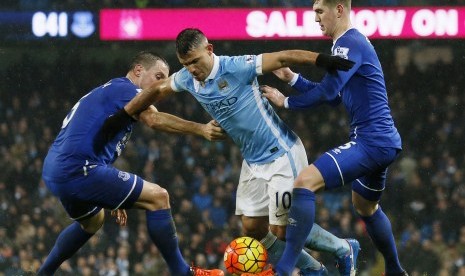 Dua pemain Everton, John Stones dan Phil Jagielka sedang berusaha menahan pergerakan striker Manchester City Sergio Aguero ketika kedua tim bertemu di Etihad Stadium, Kamis (14/1) dini hari WIB. 