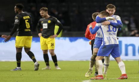 Dua pemain Hertha Berlin, Santiago Ascacibar (kanan) dan Maximilian Mittelstaedt berpelukan pada laga melawan Dortmund di Stadion Olympia, Berlin, Ahad (19/12) dini hari WIB. Hertha Berlin menang 3-2.