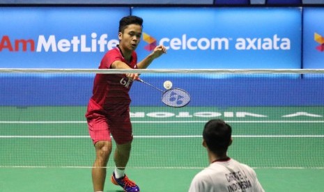 Dua pemain Indonesia, Jonatan Christie (baju putih) melawan Anthony Ginting (baju merah) di babak pertama Malaysia Open SSP 2017 di Kuching, Rabu (5/4).