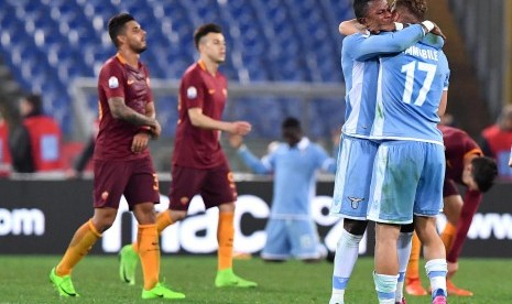 Dua pemain Lazio berpelukan seusai laga melawan AS Roma di Stadion Olimpico, Kamis (2/3) dini hari WIB. Lazio menang 2-0 pada leg pertama semifinal Coppa Italia ini.