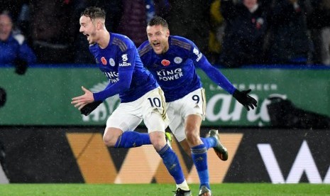 Dua pemain Leicester City, James Maddison (kiri) dan Jamie Vardy, merayakan gol ke gawang Watford. Leicester mengalahkan Watford 2-0 pada laga pekan ke-15 Liga Inggris.