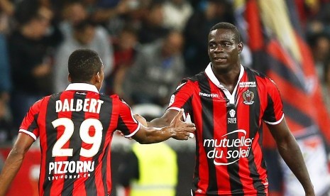 Dua pemain OGC Nice, Dalbert Henrique (kiri) bersama Mario Balotelli.