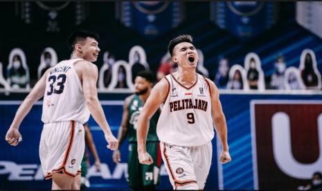 Ekspresi dua pemain Pelita Jaya Bakrie saat menghadapi Louvre Dewa United pada semifinal kedua IBL 2021, Ahad (30/5). Pelita Jaya menang 91-67 dan lolos ke final dengan skor 2-0 dalam format the best of three.