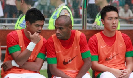 Dua pemain senior timnas Indonesia, Bambang Pamungkas (kiri), dan Elie Aiboy (tengah), di Stadion Utama Gelora Bung Karno, Jakarta, Sabtu (17/11). (ROL/Fafa)