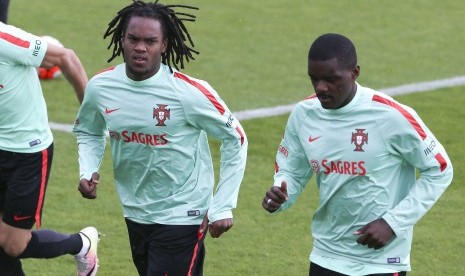 Dua pemain timnas Portugal, Renato Sanches (kiri) dan William Carvalho (kanan), dalam sesi latihan di Oeiras, Lisabon, Portugal,  pada 28 Mei 2016. 