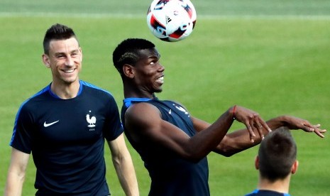 Bek timnas Prancis, Laurent Koscielny (kiri) bersama Paul Pogba dalam satu sesi latihan timnas Prancis.