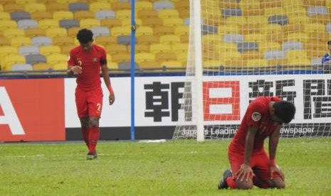 Dua pemain timnas U-16 tertunduk lesu setelah terhenti di perempat final Piala AFC U-16.